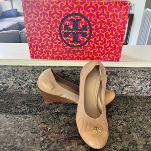 COPY - Tory Burch Jolie Beige/Tan Patent Leather Wedges Pumps, size 10